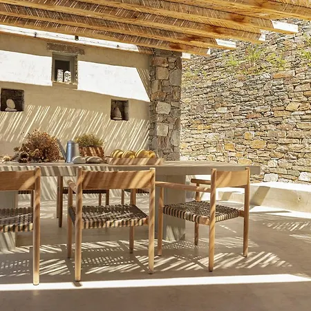 Kir Mimis Awarded Cycladic Sotiras