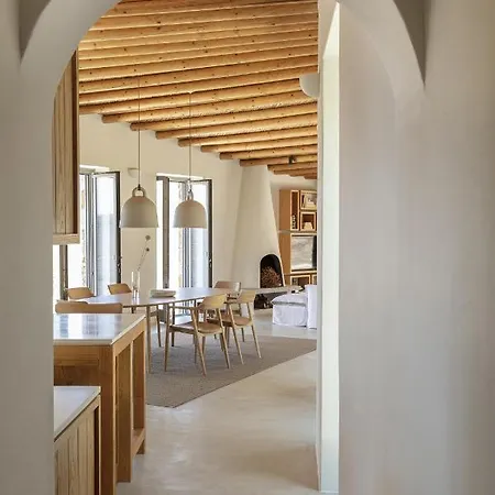 Kir Mimis Awarded Cycladic Sotiras